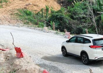 PENGGUNA berharap jalan yang runtuh di Kilometer 35, Jalan Gua Musang-Jeli, Gua Musang, Kelantan dapat disiapkan segera. – MINGGUAN/AIMUNI TUAN LAH