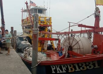WONG May Ing (kiri) berbincang dengan Issac Lim (tengah) dan Dominic See (kiri) selepas sidang akhbar di sebuah pelantar ikan di Pantai Remis, Perak, hari ini. - UTUSAN/SHAMSUL KAMAL AMARUDIN