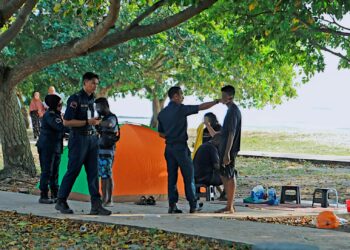 ANGGOTA penguatkuasa Majlis Perbandaran Port Dickson (MPPD) ketika menjalankan penguatkuasaan larangan pemasangan khemah di pantai-pantai Port Dickson. – UTUSAN/MOHD. SHAHJEHAN MAAMIN