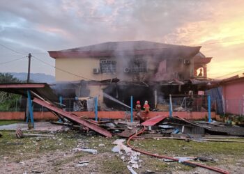 KEADAAN rumah yang rosak akibat kebakaran dan letupan di Jalan Pahang, Kampung Pahang, Tapah. - UTUSAN/IHSAN JBPM PERAK