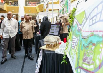 SAARANI Mohamad melawat pameran pada Program Sains, Teknologi, Agrikultur & Landskap Ekspo anjuran USAS di Mydin Mall Meru di Ipoh. - UTUSAN/MUHAMAD NAZREEN SYAH MUSTHAFA