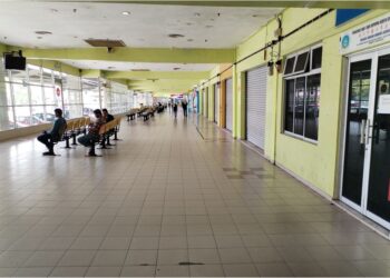 SUASANA lengang di Melaka Sentral dengan beberapa premis perniagaan tutup operasi disebabkan kurang
pengunjung. - UTUSAN/AMRAN MULUP