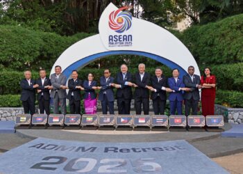 MOHAMED Khaled Nordin (enam dari kiri) bersama Menteri-Menteri Pertahanan ASEAN pada Sesi Pemukiman Mesyuarat Menteri-Menteri Pertahanan ASEAN (ADMM) di Batu Ferringhi, Pulau Pinang, semalam. – UTUSAN/IQBAL HAMDAN