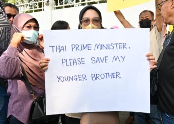 ANGGOTA keluarga mangsa sindiket penipuan merayu Kerajaan Thailand untuk menyelamatkan waris ketika sesi penyerahan memorandum di Kedutaan Thailand di Kuala Lumpur, semalam.-UTUSAN/MUHAMMAD NAIM HELMI HAFIDZI