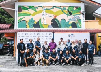 PELAJAR UniKL MIIT, pelajar Sekolah Kebangsaan (SK) Gurney, kakitangan UniKL dan para alumni bergambar bersama projek AR Mural yang berjaya disiapkan dalam tempoh hanya 19 jam 54 minit.