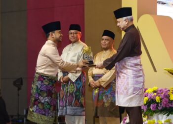 SULTAN Nazrin Muizzuddin Shah menyampaikan hadiah kepada Aiman Ridhwan Mohamad Ramlan yang diumum sebagai johan qari Tilawah dan Hafazan al-Quran peringkat negeri di Ipoh.  - UTUSAN/MUHAMAD NAZREEN SYAH MUSTHAFA