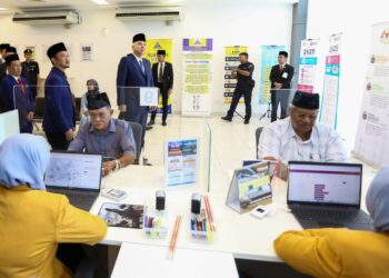 SULTAN Nazrin Muizzuddin Shah meninjau kaunter khidmat pelanggan pada perasmian Menara LHDN Teluk Intan hari ini. - UTUSAN/MUHAMAD NAZREEN SYAH MUSTHAFA