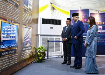 SULTAN Nazrin Muizzuddin Shah melawat pameran pada perasmian Menara LHDN Teluk Intan hari ini. - UTUSAN/MUHAMAD NAZREEN SYAH MUSTHAFA