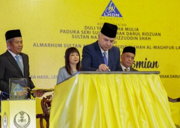 SULTAN Nazrin Muizzuddin Shah menandatangani plak perasmian Menara LHDN Teluk Intan hari ini. - UTUSAN/MUHAMAD NAZREEN SYAH MUSTHAFA