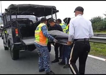 PASUKAN penyelamat mengusung mayat Amir Hamzah Johar yang terlibat dalam kemalangan di susur keluar Plaza Tol Paka, Lebuhraya Pantai Timur 2 di Dungun, Terengganu. - UTUSAN/NIK NUR IZZATUL HAZWANI NIK ADNAN