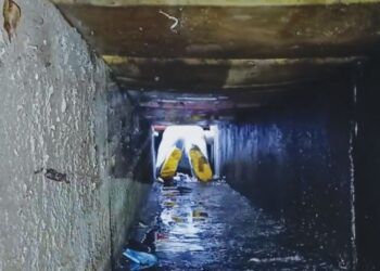 PATI sanggup bersembunyi dalam longkang bagi mengelak dicekup pihak berkuasa dalam serbuan bersepadu dekat Pasar Besar Klang, Meru, Klang, Selangor. – MINGGUAN/AFIQ RAZALI