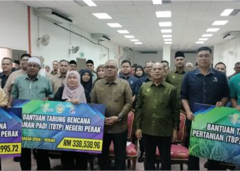 MOHD. Zolkafly Harun bersama penerima Tabung Bencana Tanaman Padi pada majlis penyerahan bantuan di Bagan Serai semalam. – UTUSAN/WAT KAMAL ABAS