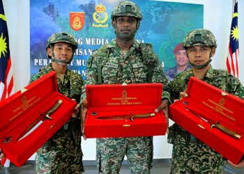 V. THAMARAJ (tengah) bersama Ahmad Fauzan (kiri) dan Mohd. Nor (kanan) menerima Anugerah Pisau Tentera Darat yang disampaikan Panglima Tentera Darat, Jeneral Tan Sri Muhammad Hafizuddeain Jantan pada Perbarisan Tamat Latihan Perajurit Muda Lelaki Siri 201/2024 dan Wanita Siri 49/2024 di Pusasda, Port Dickson semalam. – MINGGUAN/MOHD. SHAHJEHAN MAAMIN.