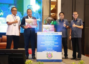 Mohd.Najwan (dua dari kiri) memegang buku Pelan Induk Penjaja Shah Alam semalam.