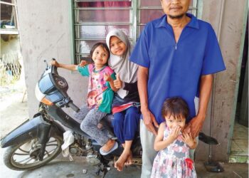 MIOR Azlan Mohamed Mokhetar sukar mendapat pekerjaan untuk menanggung keluarga selepas menghidap masalah usus. – UTUSAN/FADZIL ZAINOL