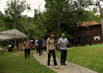 SANDREA NG (kiri) mengadakan lawatan kerja ke Tingkat Valley yang telah melaksanakan Caj Perkhidmatan Tempatan (CPT)  kepada pengunjung yang menginap di premis tersebut sejak Januari lalu. - UTUSAN