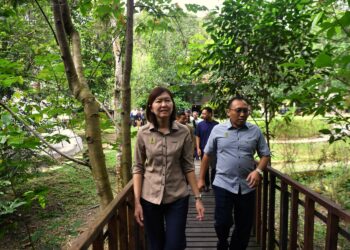 SANDREA NG (kiri) mengadakan lawatan kerja ke Tingkat Valley yang telah melaksanakan Caj Perkhidmatan Tempatan (CPT)  kepada pengunjung yang menginap di premis tersebut sejak Januari lalu. - UTUSAN