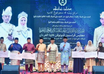 AL-SULTAN Abdullah Ri'ayatuddin Al-Mustafa Billah Shah berkenan mengurniakan hadiah kepada barisan pemenang pertandingan  Majlis Tilawah Al-Quran Peringkat Negeri (MTQN) Pahang di Dewan Jubli Perak Sultan Haji Ahmad Shah, Kuantan. - UTUSAN/SHEIK AHMAD RAZIF
