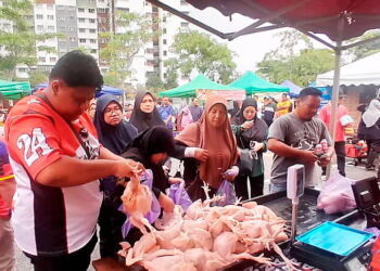 PROGRAM Jualan Rahmah  menjadi tumpuan orang ramai membeli barangan keperluan menyambut ketibaan Ramadan di  Kuala Terengganu, Terengganu. -UTUSAN/KAMALIZA KAMARUDDIN