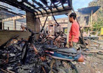 ABDUL Aziz Zakaria melihat keadaan rumah keluarganya yang musnah dalam kebakaran  di Kampung Gong Duek, Besut, Terengganu. - UTUSAN/WAN ZURATIKAH IFFAH WAN ZULKIFLI