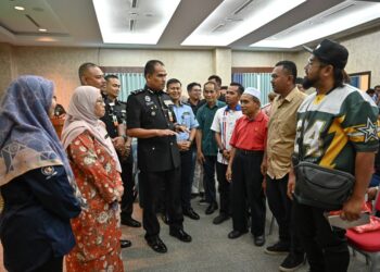 MOHD. Nasir Yusof (lima dari kiri) beramah mesra bersama majikan pada Program Libat Urus Pejabat Penjara Negeri Terengganu bersama industri, Pertubuhan Keselamatan Sosial (Perkeso) dan Jabatan Tenaga Kerja negeri di Pejabat Perkeso Negeri Terengganu. – UTUSAN/PUQTRA HAIRRY