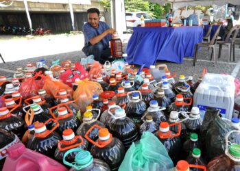 sebahagian minyak masak terpakai yang dihantar orang ramai sempena Program Inisiatif Kelestarian dan Kreativiti Yayasan JCorp Kitar Semula Pandu Laly B5 di Tampoi. - UTUSAN/RAJA JAAFAR ALI