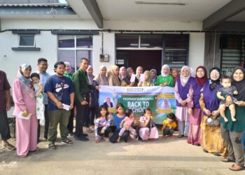 SEBAHAGIAN penerima bantuan Kembali Ke Sekolah sumbangan Pasaraya Econsave dan Pertubuhan Ikram Malaysia Negeri Kelantan di Taman Desa Wira Jaya, Lubok Jong, Pasir Mas, Kelantan.