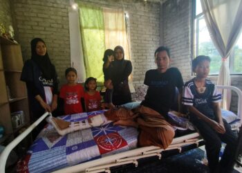 BAKRI Che Seman (dua dari kanan) hilang upaya untuk bekerja dan hanya terlantar di atas katil di rumahnya di Kampung Tanjong, Pasir Mas, Kelantan.