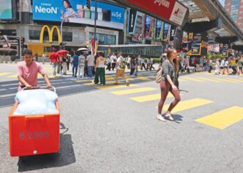 MALAYSIA diramal berhadapan cuaca panas dan kering pada penghujung Monsun Timur Laut (MTL) yang dijangka berakhir Mac depan.-UTUSAN/MUHAMAD IQBAL ROSLI