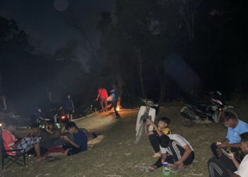 PENDUDUK terpaksa bermalam di kawasan berbukit untuk mendapatkan talian telekomunikasi di Kampung Bantal, Jerantut, Pahang. - UTUSAN/HARIS FADILAH AHMAD
