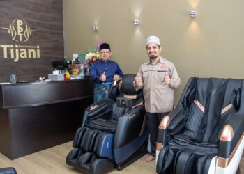 AHMAD IRSHADI Abdullah Al-Qari (kiri) menyampaikan sumbangan kerusi urut untuk kegunaan orang ramai kepada Pengarah Urusan Pusat Perubatan Tijani, Muhammad Illias Ibrahim di Kuantan, Pahang.