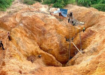 KAWASAN lombong emas haram di Sungai Jubau, Muadzam Shah di Rompin, Pahang.