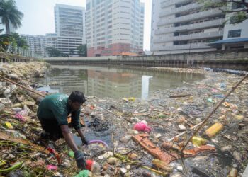 Keadaan Sungai Pinang yang airnya berwarna kehitaman dan banyak sisa sampah menjadikan sungai ini satu daripada enam sungai paling tercemar di Pulau Pinang. - UTUSAN/IQBAL HAMDAN