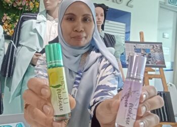 PRODUK minyak aroma terapi  yang dijalankan hasil penyelidikan Pensyarah Kolej Komuniti Batu Gajah, Farah Nadia Murad. Ahli akademik  boleh menyumbang terus kepada pihak industri seperti penemuan baharu, perkhidmatan cekap, model perniagaan dan produk baharu yang mempelbagaikan ekonomi serta daya saing.