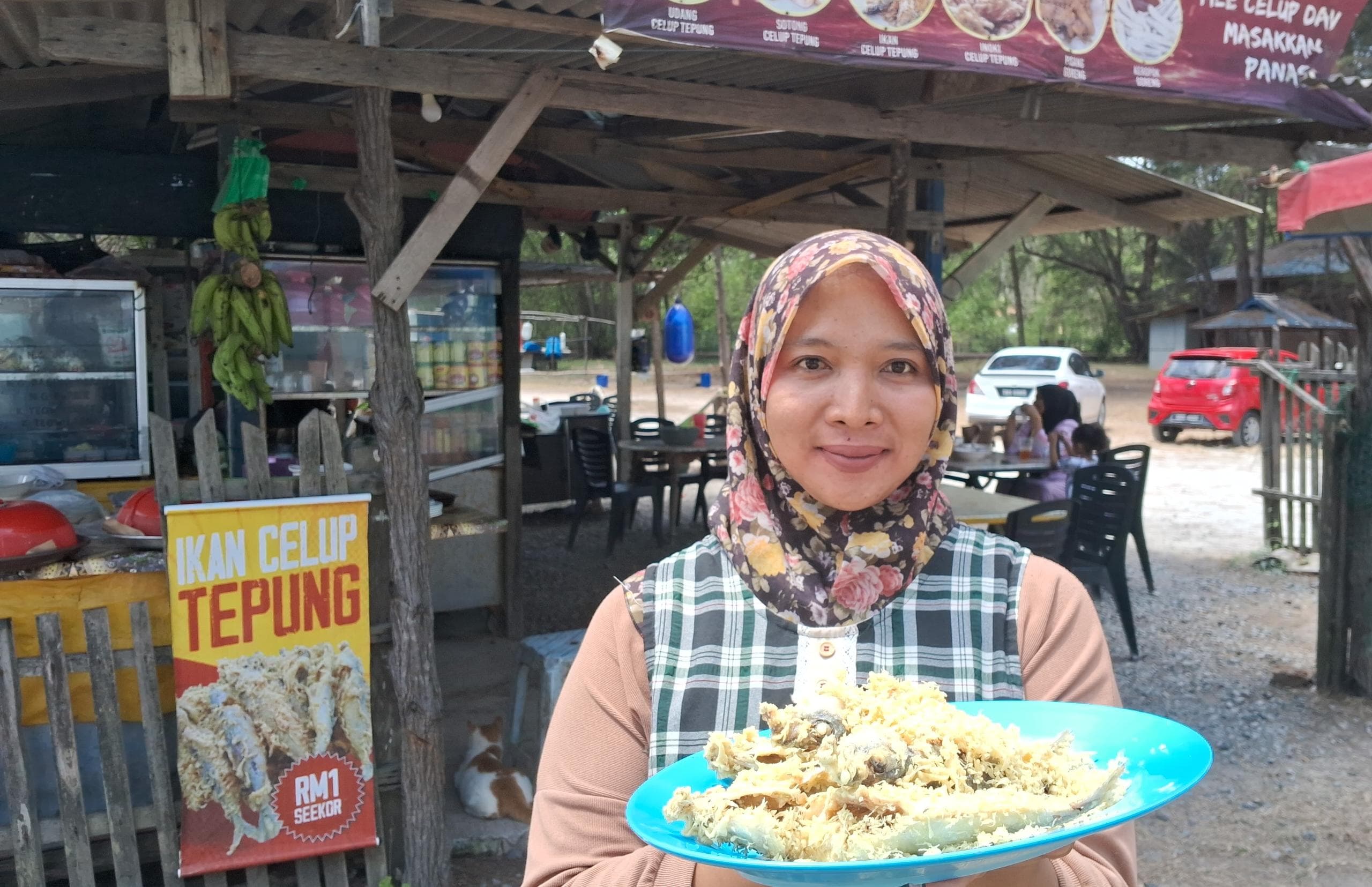 Berniaga sambil sedekah, jual ikan celup tepung RM1
