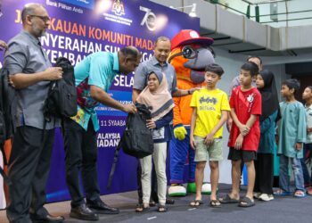 Timbalan Menteri Pembangunan Usahawan dan Koperasi, Datuk Seri Ramanan Ramakrishnan (dua dari kiri) ketika memberi sumbangan bag sekolah kepada kanak-kanak yang menerima sumbangan pada Majlis Penyerahan Sumbangan Kembali ke Sekolah di Dewan Serbaguna, Seksyen 7, Kota Damansara di sini, hari ini. Gambar ISKANDAR ISHAK