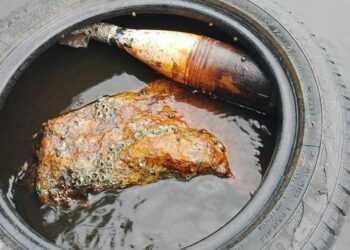 BOM jenis mortar yang ditemukan oleh seorang pemancing selepas tersangkut di dalam tayar lama di kawasan berbatu berhampiran tebing Pantai Sri Tujuh, Tumpat, Kelantan.
