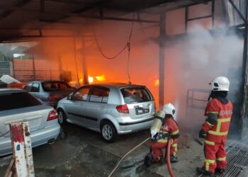 BEBERAPA bomba sedang memadam kebakaran yang melibatkan sebuah bengkel kereta di Kampung Lahar Ikan Mati, Kepala Batas, Pulau Pinang.