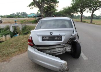 KEADAAN belakang Proton Saga yang remuk selepas dirempuh sebuah kenderaan lain ketika sedang berhenti di tepi Jalan Tangga Batu, Tangga Batu, Melaka.