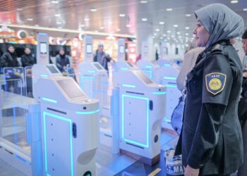 ANGGOTA Agensi Kawalan Dan Perlindungan Sempadan Malaysia (AKPS) memantau di pintu masuk KLIA Terminal 1. - UTUSAN/FAIZ ALIF ZUBIR