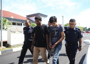 MOHD. Fitri Saiful Rizuan Musa (dua kiri) dan Muhammad Haizan Abdul Rahim didakwa membunuh warga emas dan anak angkatnya di Mahkamah Majistret Alor Setar, hari ini. - UTUSAN/ SHAHIR NOORDIN