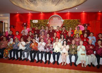 Datuk Seri Anwar Ibrahim bersama Menteri Pengangkutan, Anthony Loke Siew Fook, Menteri Perumahan dan Kerajaan Tempatan Nga Kor Ming, Menteri Komunikasi Fahmi Fadzil dan Presiden Gabungan Dewan Perniagaan dan Perindustrian Cina Malaysia (ACCCIM), Datuk Ng Yih Pyng (enam dari kanan) bergambar semasa Majlis Sambutan Tahun Baru Cina 2025 anjuran ACCCIM di Shangri-La Hotel. -UTUSAN/Saddam Yusoff
