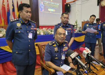 AHMAD Izram Osman (dua dari kiri) semasa sidang media selepas melakukan lawatan kerja rasminya ke JBPM Kelantan di Tunjung, Kota Bharu, Kelantan hari ini. - UTUSAN/MUSTAQIM MOHAMED.