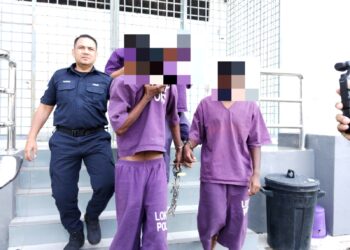 SUSPEK (dua dari kiri) diiringi polis ketika hadir ke Mahkamah Alor Gajah, Melaka bagi mendapatkan perintah reman. - UTUSAN/MUHAMMAD SHAHIZAM TAZALI