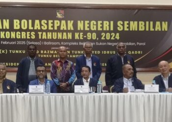 TUNKU Syed Razman Tunku Syed Idrus Al-Qadri (duduk, tengah) bersama jawatankuasa PBNS pada Kongres PBNS Kali Ke-90 di Seremban hari ini.-UTUSAN/NUR SHARIEZA ISMAIL