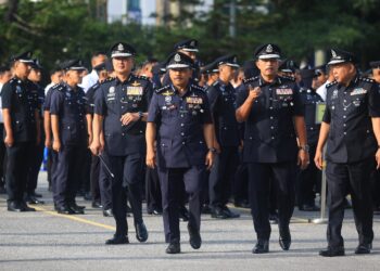 MOHD. Yusoff Mamat (dua kiri) semasa hadir ke Majlis Perhimpunan Bulanan Peringkat Ibu Pejabat Polis Kontinjen (IPK) Kelantan, Kota Bharu, kelantan hari ini-UTUSAN/KAMARUL BISMI KAMARUZAMAN.