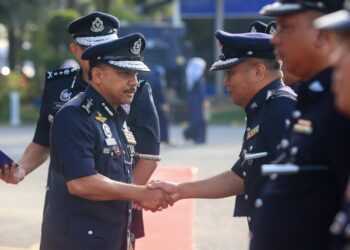 MOHD. Yusoff Mamat (kiri) bersalam dengan pegawainya semasa merasmikan  Perhimpunan Bulanan Polis Kelantan di Ibu Pejabat Polis Kontinjen (IPK) Kelantan, Kota Bharu, Kelantan hari ini-UTUSAN/KAMARUL BISMI KAMARUZAMAN.