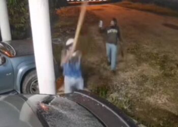 TANGKAP layar menunjukkan dua lelaki melakukan khianat dengan merosakkan cermin sebuah kereta di Kampung Tengah, Kluang pada 31 Januari lalu.