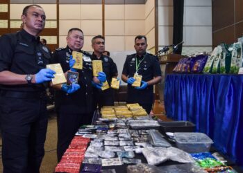 KHAW Kok Chin (dua dari kiri) menunjukkan dadah berjumlah RM12.88 juta ketika sidang akhbar di Ibu Pejabat Polis Bukit Aman, Kuala Lumpur. - UTUSAN/M. FIRDAUS M. JOHARI