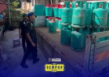 ANGGOTA penguat kuasa KPDN Kelantan melakukan pemeriksaan rampasan LPG di Taman Sri Guchil, Kuala Krai, Kelantan semalam.-IHSAN KPDN.